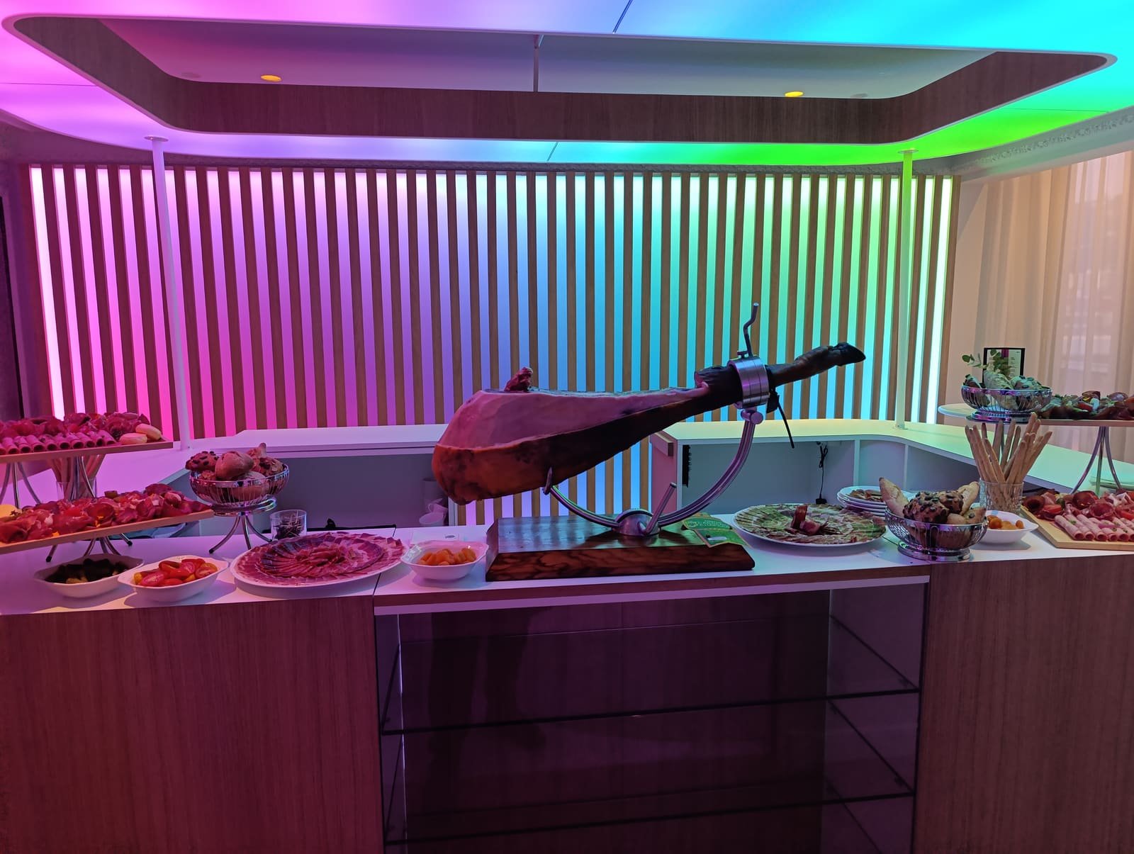 Buffet de jambon ibérique dressé lors d'un événement corporate