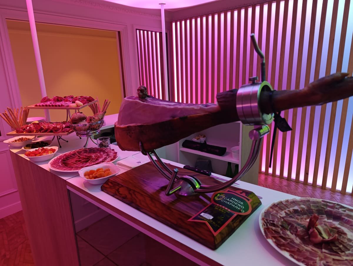 Table de réception avec jambon ibérique lors d'un événement corporate