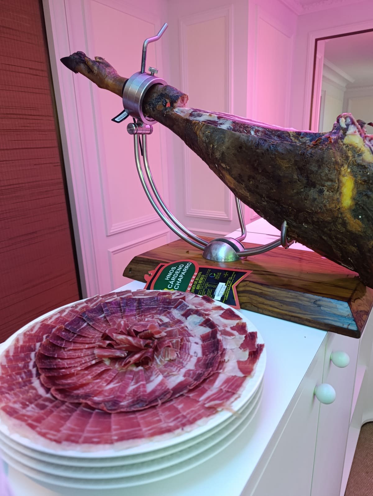 Jambon ibérique sur porte-jambon dans une ambiance de réception élégante