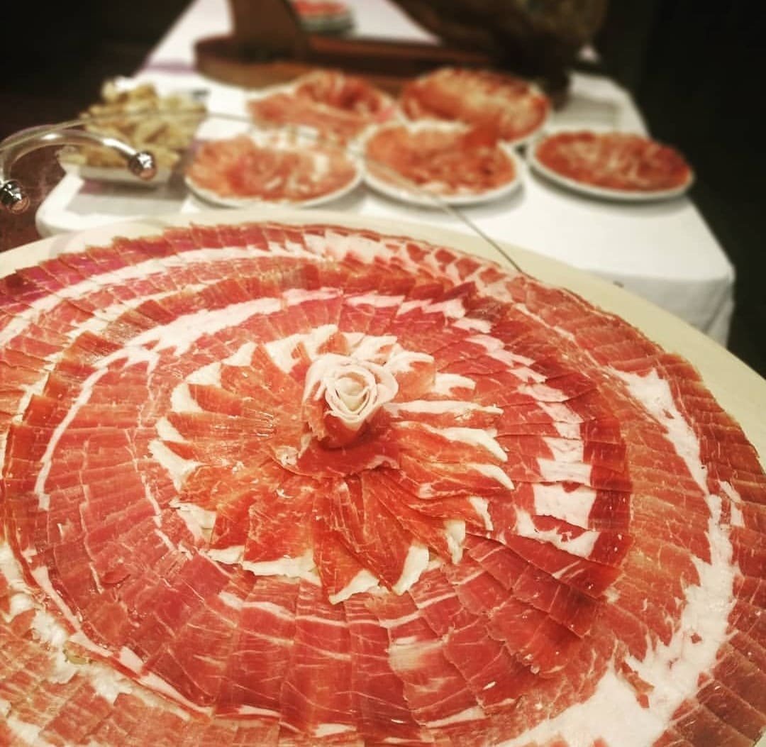 Rosace de jambon ibérique dressée pour un service événementiel