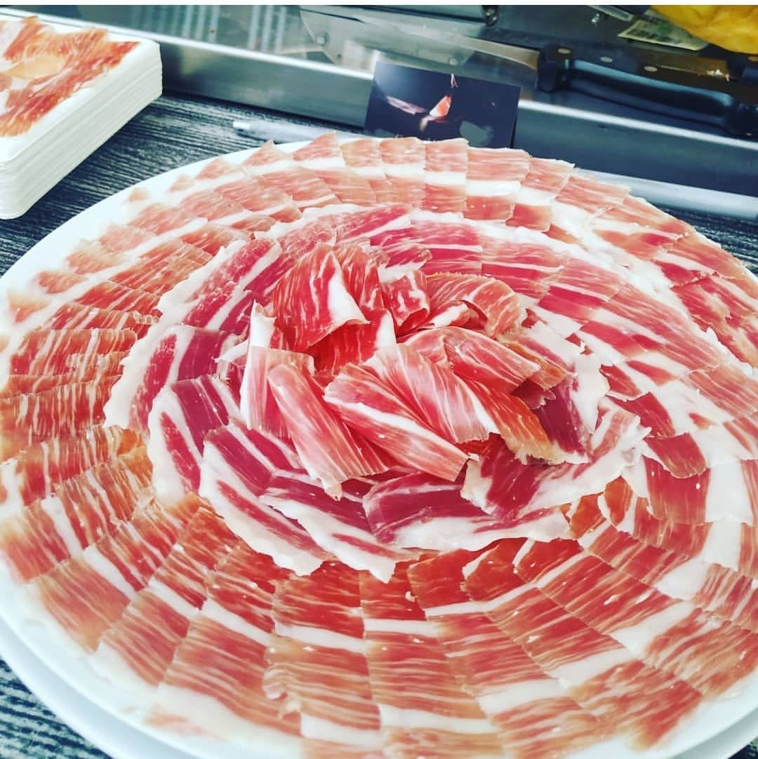 Jambon ibérique tranché en rosace, présentation gastronomique