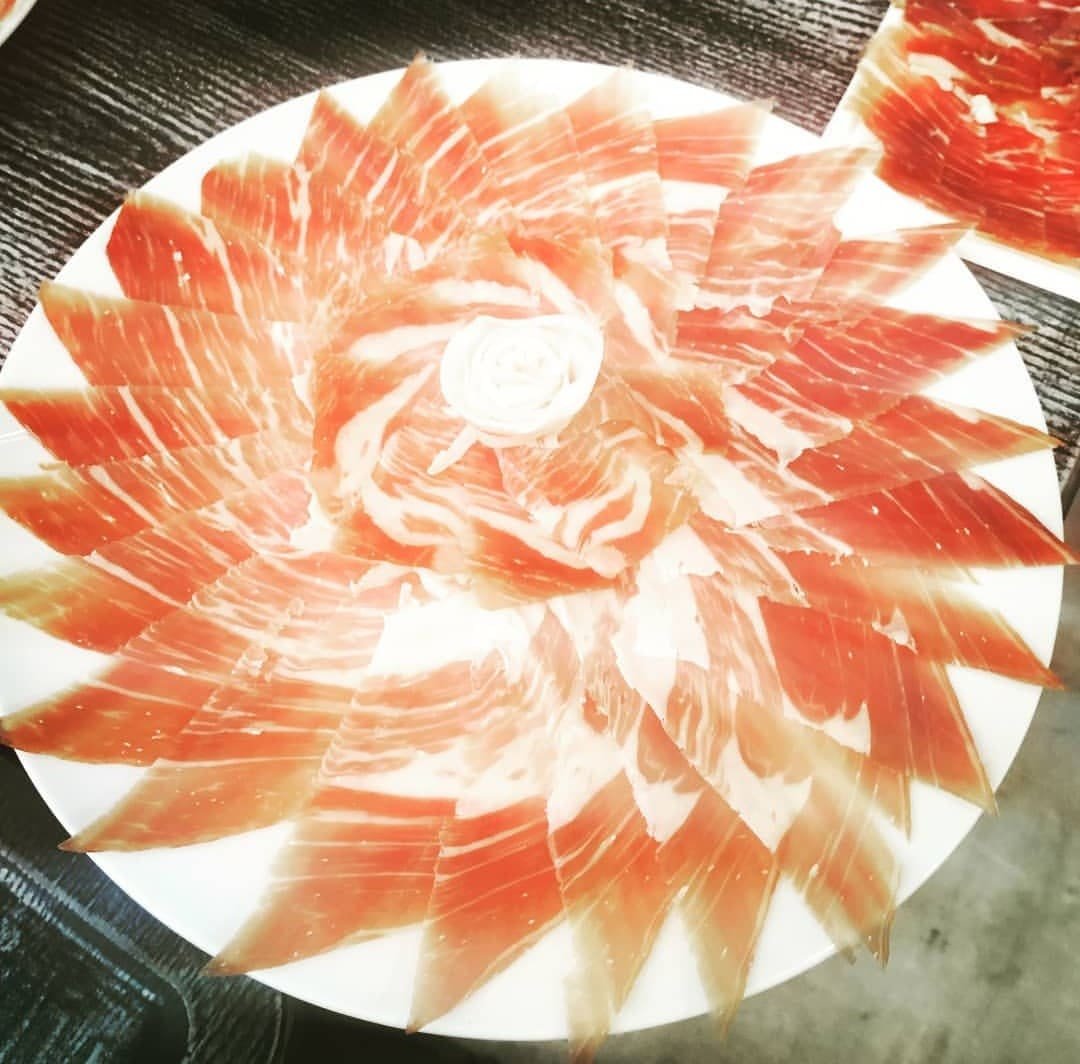 Rosace de jambon ibérique vue de dessus, art de la présentation