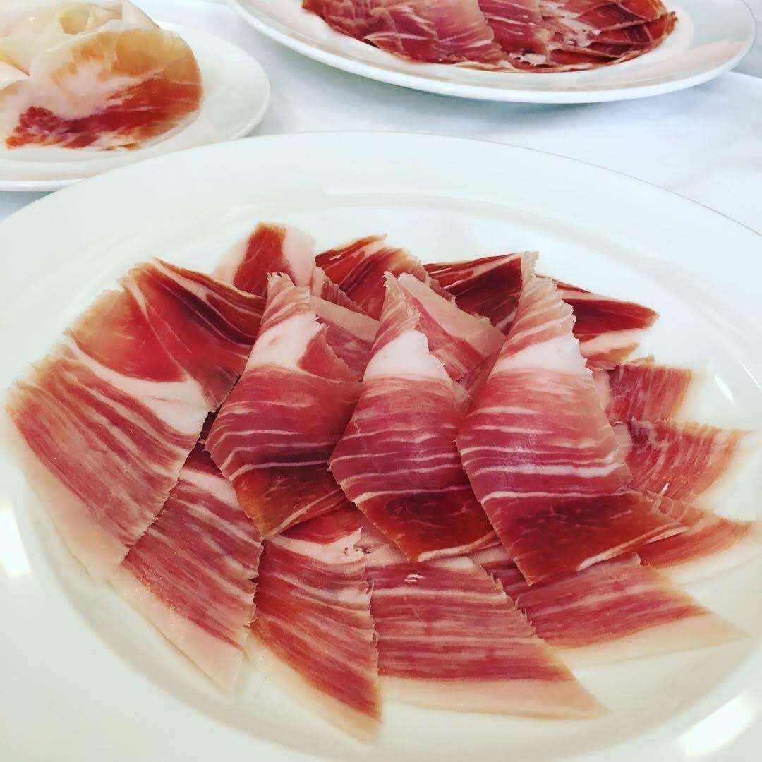 Assiettes de jambon ibérique finement tranché, service événementiel