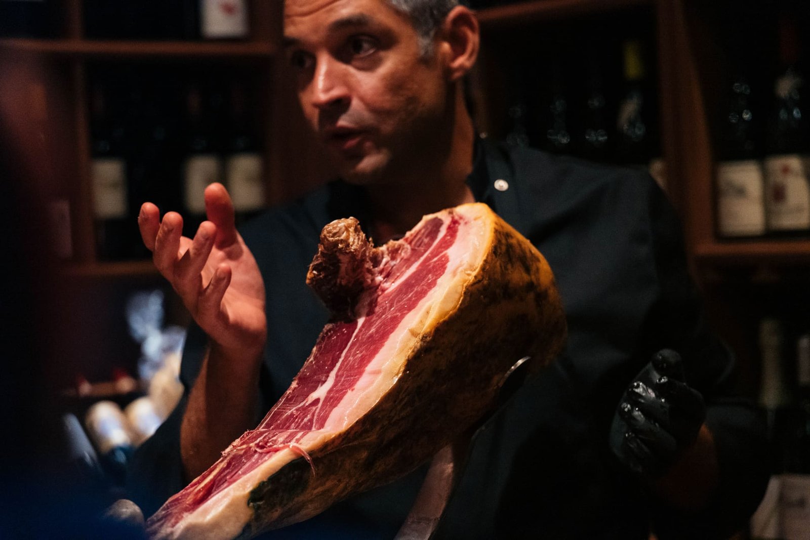 Rémi Chambouvet, Maître Coupeur, présentant un jambon ibérique en cave à vin