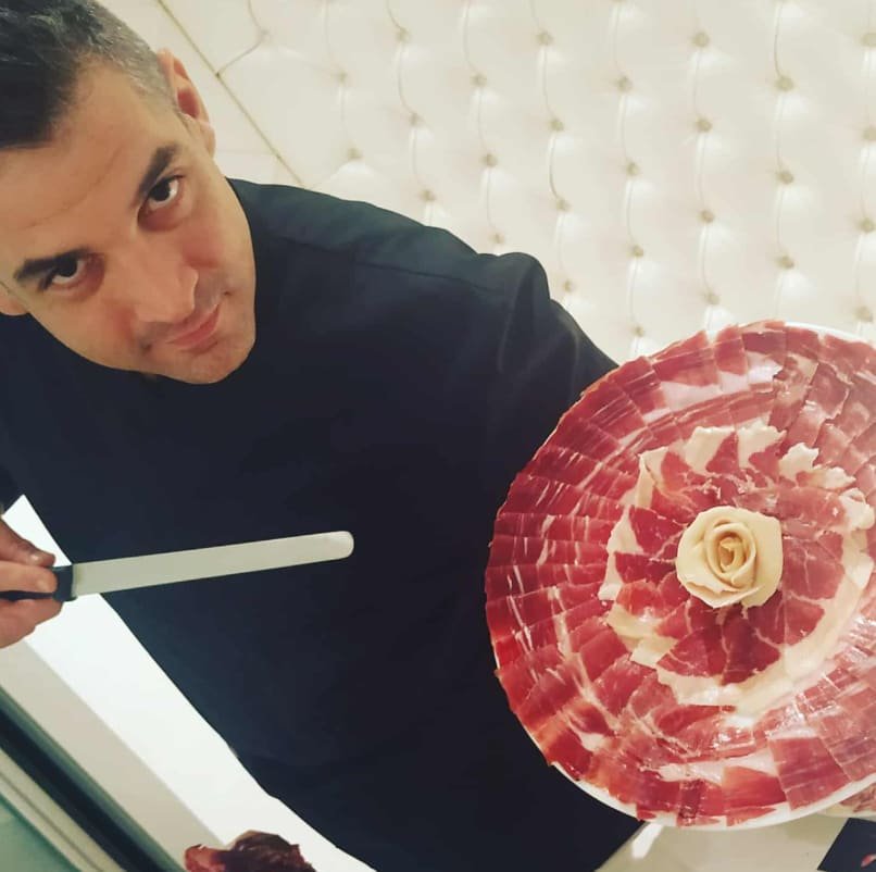 Rémi Chambouvet, Maître Coupeur, avec une assiette de jambon ibérique en rosace